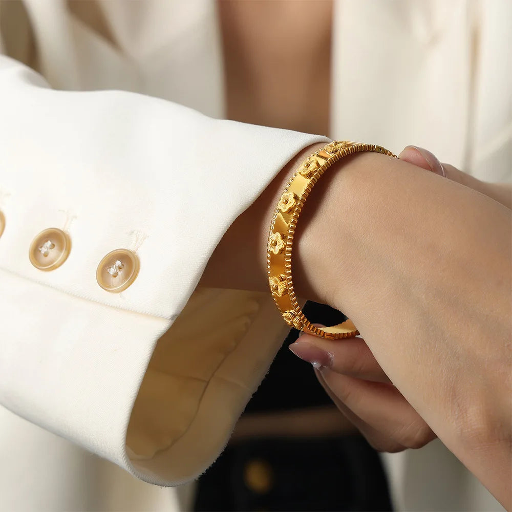 Elegant 8-piece Stainless Steel Bracelet Set With Rhinestone Embellishments, A Stylish Combination For Everyday Wear And Holiday